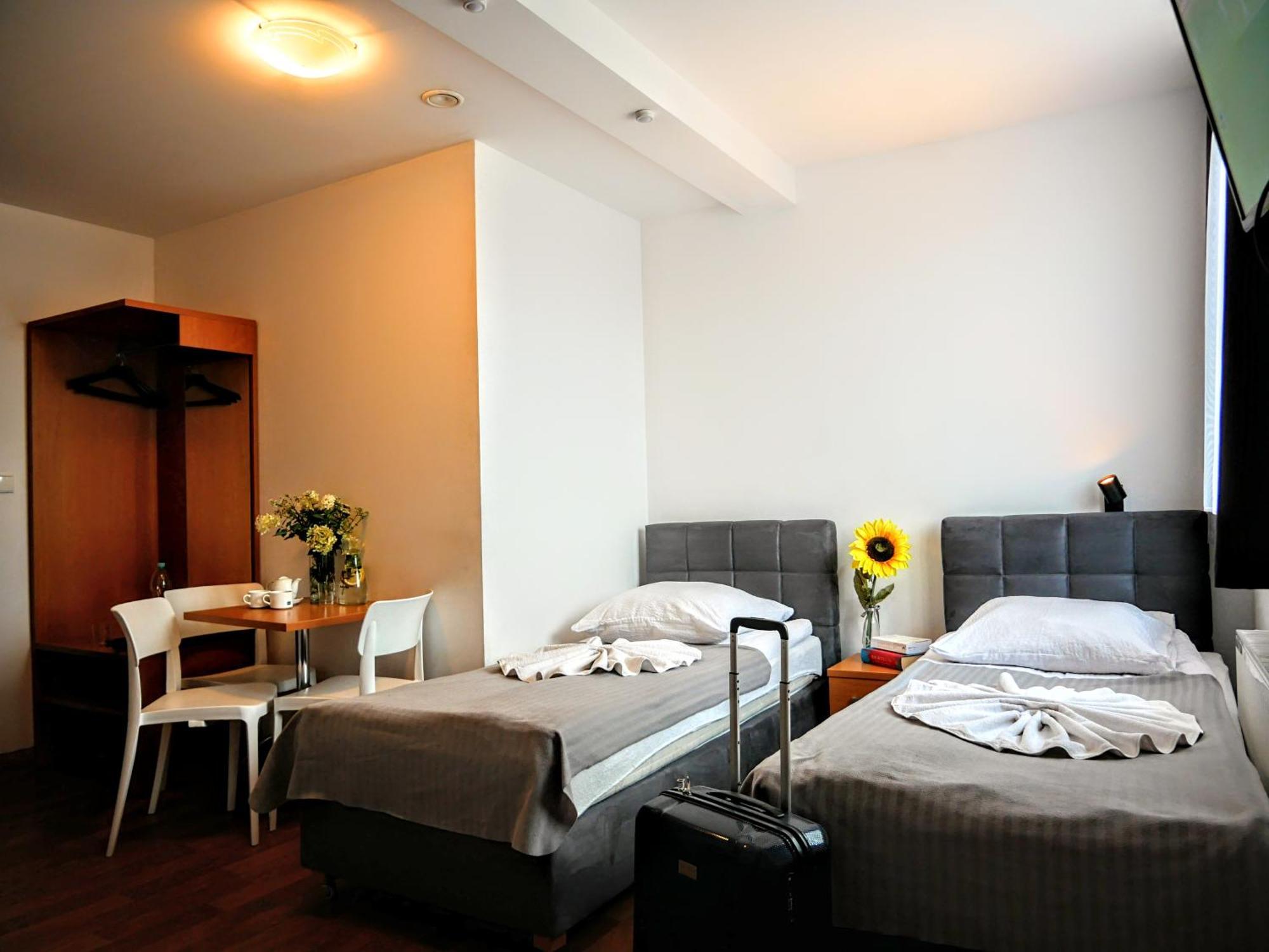 Hostel Evotel Зельонка Екстер'єр фото